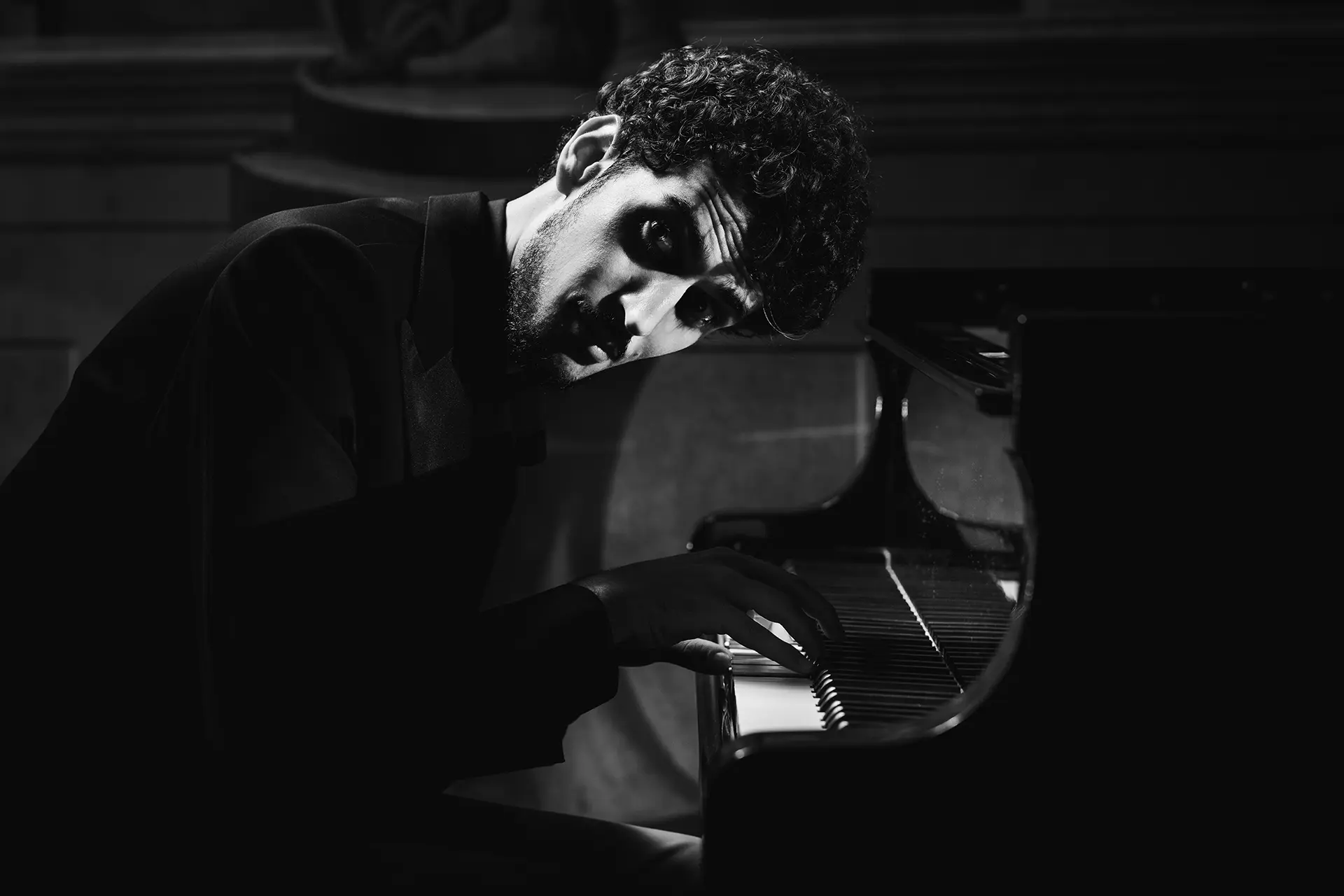 Federico Ercoli in black and white playing the piano.