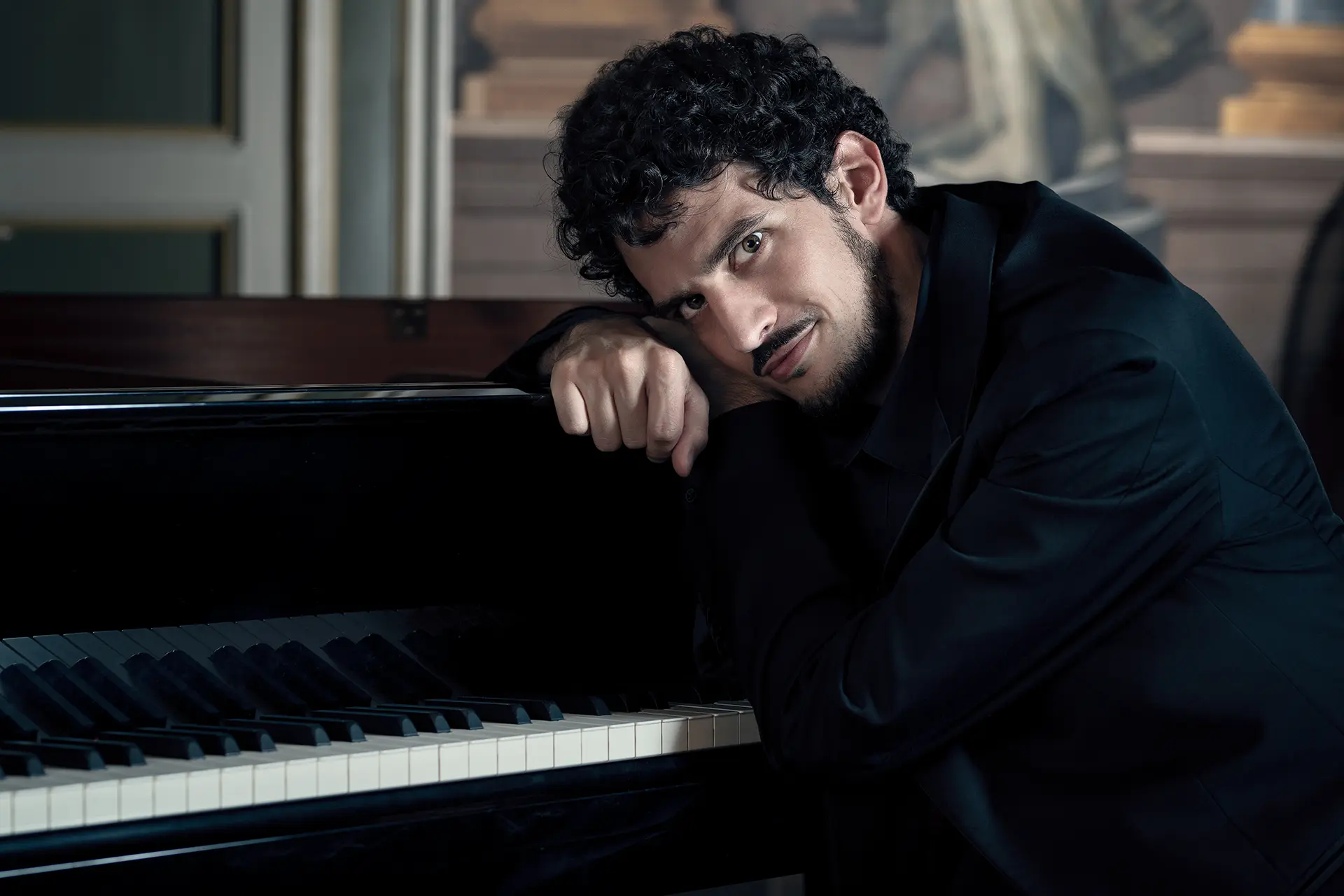 Federico Ercoli next to a piano.